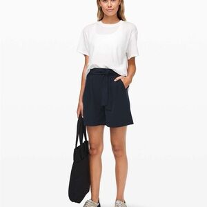 Lululemon Athletica Noir High-Rise Short 5.5"